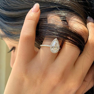 Anillo de compromiso con diamantes de moissanita pavé con halo de talla pera de 1,50 quilates