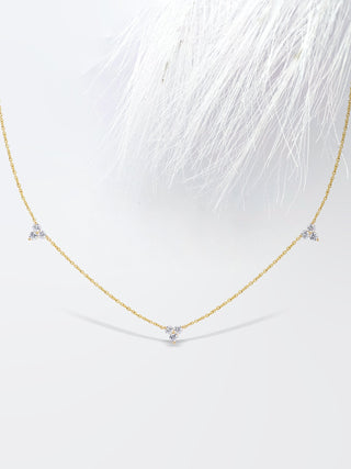 Collier à trois pierres en diamants et moissanite à taille ronde pour femme