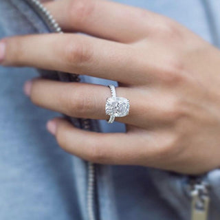 Anillo de compromiso con pavé de diamantes y moissanita de talla cojín alargada de 5,0 quilates