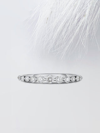 Alliance de mariage en diamants pavés de petites tailles en moissanite à coupe ronde pour femme 