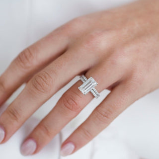 Bague de fiançailles solitaire en émeraude de 4,0 ct avec halo caché et moissanite pavée