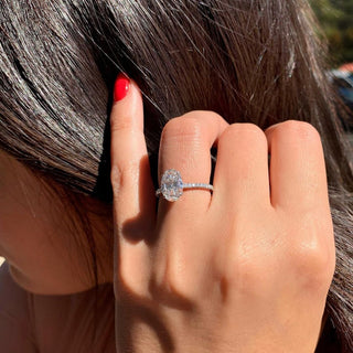 Anillo de compromiso con pavé de diamantes y moissanita de cuatro puntas ovaladas de 1,33 quilates para mujer