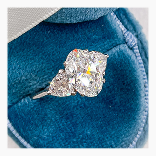 Bague de fiançailles avec diamant ovale à 3 pierres de 1,50 à 3,50 ct