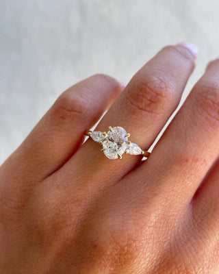 Bague de fiançailles à trois pierres avec diamants ovales CVD de 1,0 à 3,0 ct