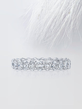 Alliance de mariage ovale en or blanc avec diamants et moissanite 