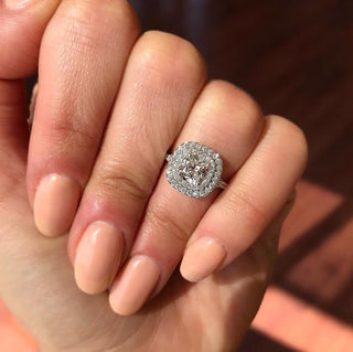 Anillo de compromiso con halo doble de diamantes y moissanita engastados en forma de cojín de 0,95 quilates