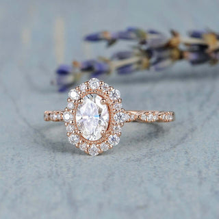 Bague de fiançailles vintage pavée de diamants en moissanite ovale à halo floral de 1,0 ct