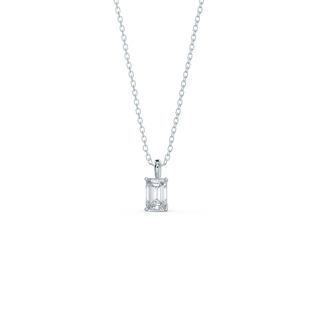 Collier pendentif classique avec solitaire en émeraude et moissanite en or massif