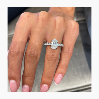 Anillo de compromiso con diamantes engastados en pavé ovalado de 1,50 a 3,50 ct