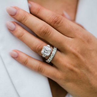 Anillo de compromiso de moissanita Asscher de tres piedras y 4,10 quilates