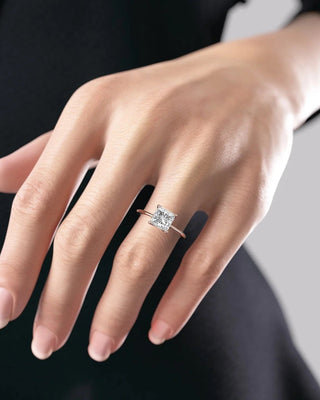 Anillo de compromiso con halo oculto y corte princesa delicado de 1,0 a 3,0 quilates