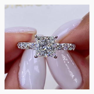 Anillo de compromiso con diamantes de talla princesa F-VS de 1,5 ct con engaste pavé