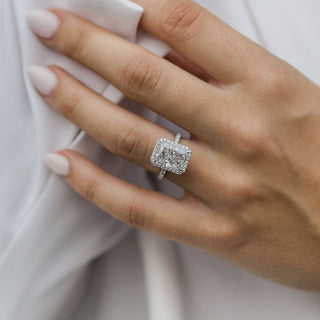 Bague de fiançailles en moissanite taille radiant écrasée de 3,70 ct avec style pavé