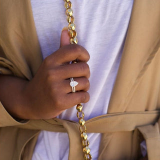 Anillo de compromiso pavé de diamantes y moissanita en forma de pera de 2,0 ct para mujer