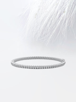 Pulsera de diamantes de tenis de moissanita de corte redondo de 3,0 ct con bisel medio en oro blanco de 14 k