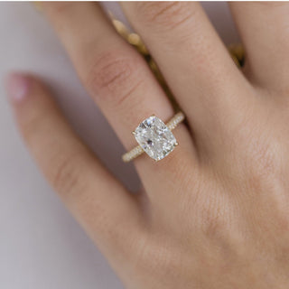 Bague de fiançailles solitaire allongée en forme de coussin avec halo caché en moissanite de 3,20 ct