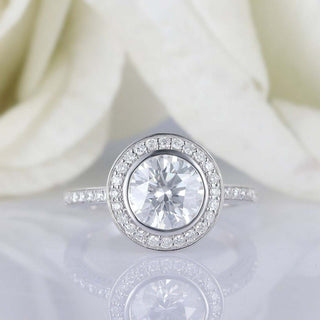 Bague de fiançailles en or blanc 14 carats avec diamants et moissanite ronde de 1,5 ct