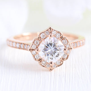 Bague de fiançailles vintage en forme de coussin de 1,0 ct avec halo de moissanite et diamants sertis dans un canal pour elle