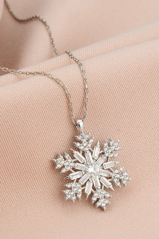 Collar de diamantes de moissanita en forma de copo de nieve de talla redonda y baguette de 0,90 TCW