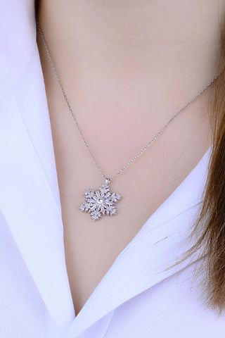 Collar de diamantes de moissanita en forma de copo de nieve de talla redonda y baguette de 0,90 TCW