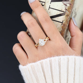 Bague de fiançailles avec halo en moissanite en forme de poire de 0,43 ct et pavé torsadé