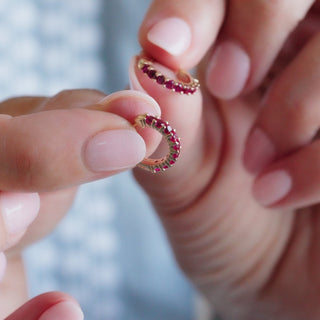 Aros con diamantes rubíes redondos de 0,60 ct y piedra natal de julio para ella