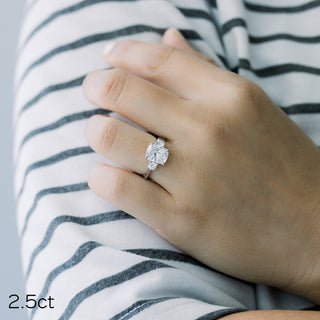 Bague de fiançailles en diamants à trois pierres en moissanite avec coussin allongé de 2,50 ct