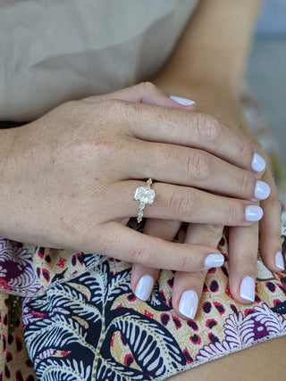 Anillo de compromiso con pavé de diamantes de talla cojín G-VS2 de 2,04 ct 