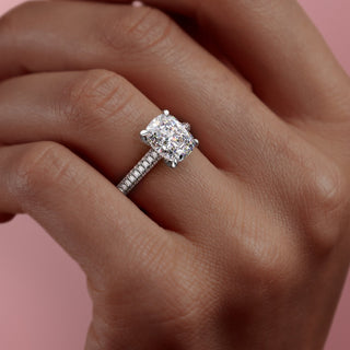 Bague de fiançailles en moissanite à taille coussin allongée de 2,0 ct avec pavé sur trois côtés