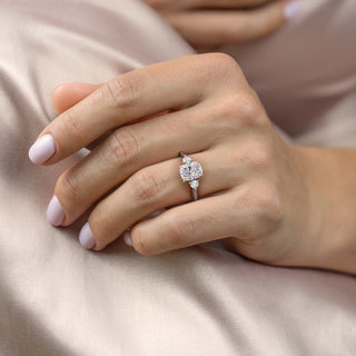 Anillo de compromiso de diamantes de moissanita de tres piedras con corte de cojín alargado de 2,0 quilates 