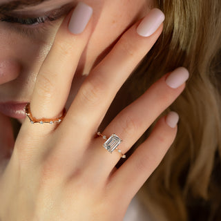 Anillo de compromiso con delicado pavé de diamantes CVD de talla esmeralda de 1,50 a 3,50 quilates