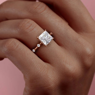 Bague de fiançailles avec halo caché et monture délicate en coupe princesse de 1,50 à 3,50 ct