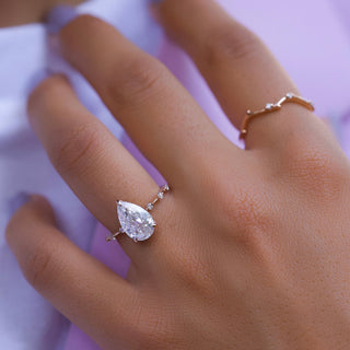 Bague de fiançailles avec halo caché et pavé délicat en diamant CVD taille poire de 1,0 à 3,0 ct