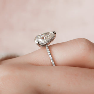 Anillo de compromiso con halo oculto y pavé de diamantes CVD de talla pera de 1,0 a 3,0 quilates