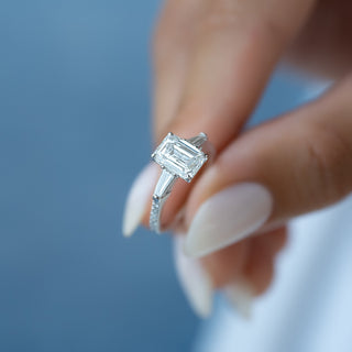 Bague de fiançailles avec pavé de diamants CVD taille émeraude de 1,0 à 3,0 ct