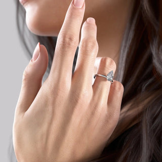 Anillo de compromiso con halo oculto de diamantes CVD de talla pera de 2,0 a 4,0 quilates