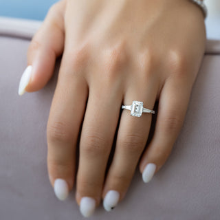 Bague de fiançailles avec pavé de diamants CVD taille émeraude de 1,0 à 3,0 ct