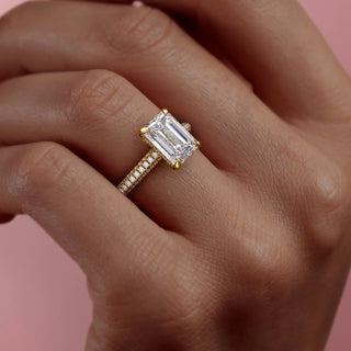 Bague de fiançailles en forme d'émeraude de 2,0 à 4,0 ct avec halo caché et triple pavé