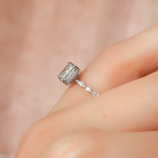 Anillo de compromiso con halo oculto y engaste pavé de diamantes CVD de talla princesa de 1,0 a 3,0 quilates