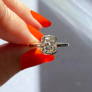 Anillo de compromiso de moissanita con diamante de talla cojín y bisel medio de 2,15 quilates