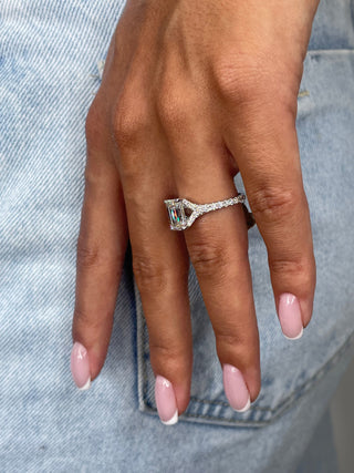 Anillo de compromiso con cuerpo dividido y diamante cultivado en laboratorio G-VS de 2,1 ct con esmeralda 