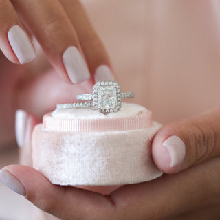 Anillo de compromiso con diamantes de moissanita de doble halo y corte radiante de 2,43 quilates 