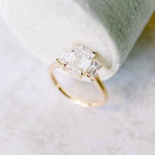 Bague de fiançailles à trois pierres avec diamants en moissanite taille émeraude de 2,0 ct 