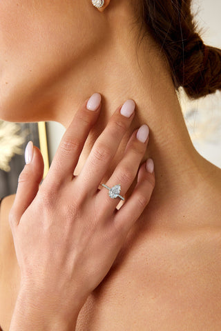 Bague de fiançailles pavée de diamants cultivés en laboratoire avec halo caché de 2,51 ct en forme de poire F-VS 