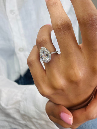 Anillo de compromiso con diamantes cultivados en laboratorio de 2,51 ct con halo de pera F-VS 