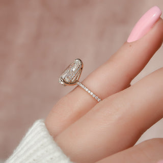 Anillo de compromiso con halo oculto y pavé de diamantes CVD de talla pera de 1,0 a 3,0 quilates