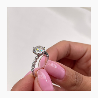 Anillo de compromiso con pavé de diamantes cultivados en laboratorio de 2,5 ct con forma G-VS 