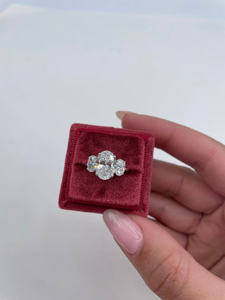 Anillo de compromiso con diamantes cultivados en laboratorio de tres piedras G-VS de 2,62 ct 