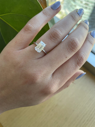 Bague de fiançailles solitaire avec diamant de croissance lente et émeraude de 2,6 ct D- VVS2 