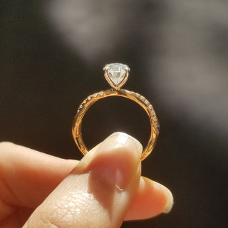 Anillo de compromiso con engaste pavé trenzado de moissanita de forma ovalada de 1,50 quilates